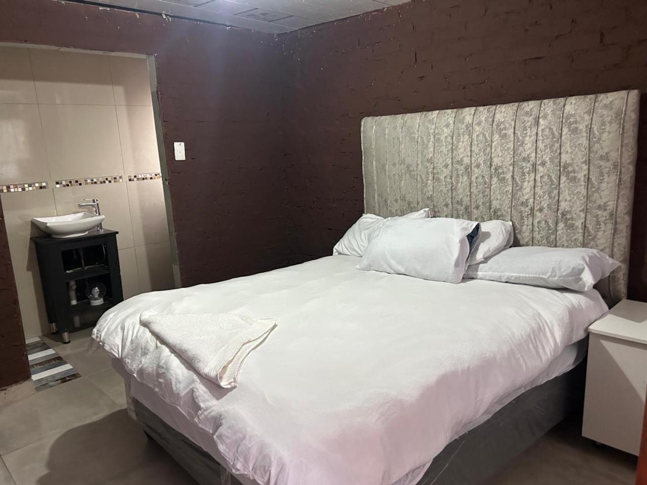 Ezekmary Res Homestay *